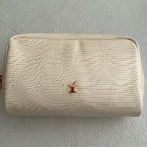 Faux leafher mini bag
Copper zipper
Patterned interior 7”W, H 4”
*never used